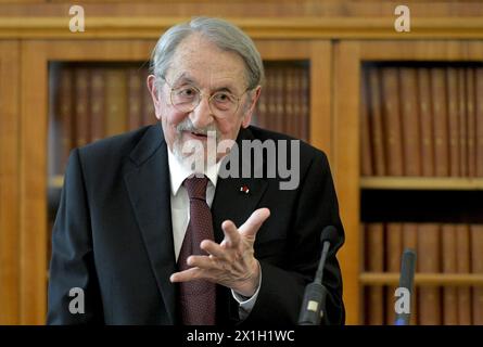 Wien - Martin Karplus erhält am 8. Mai 2015 das Österreichische Auszeichnung für Wissenschaft und Kunst. Martin Karplus ist ein in Österreich geborener amerikanischer theoretischer Chemiker. Er ist Theodore William Richards Professor of Chemistry, emeritiert an der Harvard University. Außerdem ist er Direktor des Laboratoriums für biophysikalische Chemie, eines gemeinsamen Labors des französischen Nationalen Zentrums für wissenschaftliche Forschung und der Universität Straßburg. Karplus erhielt 2013 den Nobelpreis für Chemie. BILD: Martin Karplus - 20150508 PD4292 - Rechteinfo: Rights Managed (RM) Stockfoto