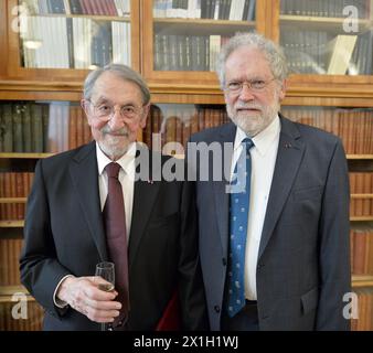 Wien - Martin Karplus erhält am 8. Mai 2015 das Österreichische Auszeichnung für Wissenschaft und Kunst. Martin Karplus ist ein in Österreich geborener amerikanischer theoretischer Chemiker. Er ist Theodore William Richards Professor of Chemistry, emeritiert an der Harvard University. Außerdem ist er Direktor des Laboratoriums für biophysikalische Chemie, eines gemeinsamen Labors des französischen Nationalen Zentrums für wissenschaftliche Forschung und der Universität Straßburg. Karplus erhielt 2013 den Nobelpreis für Chemie. BILD: Martin Karplus und Anton Zeilinger - 20150508 PD3843 - Rechteinfo: Rights Managed (RM) Stockfoto