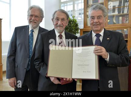 Wien - Martin Karplus erhält am 8. Mai 2015 das Österreichische Auszeichnung für Wissenschaft und Kunst. Martin Karplus ist ein in Österreich geborener amerikanischer theoretischer Chemiker. Er ist Theodore William Richards Professor of Chemistry, emeritiert an der Harvard University. Außerdem ist er Direktor des Laboratoriums für biophysikalische Chemie, eines gemeinsamen Labors des französischen Nationalen Zentrums für wissenschaftliche Forschung und der Universität Straßburg. Karplus erhielt 2013 den Nobelpreis für Chemie. BILD: Martin Karplus, Heinz Fischer und Anton Zeilinger - 20150508 PD3621 - Rechteinfo: Rights Managed (RM) Stockfoto