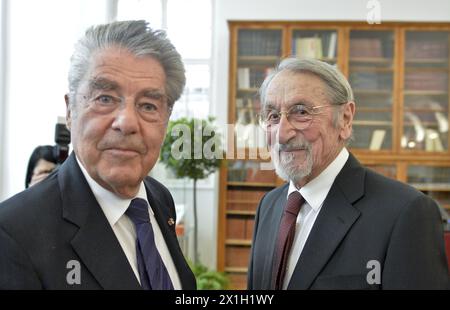 Wien - Martin Karplus erhält am 8. Mai 2015 das Österreichische Auszeichnung für Wissenschaft und Kunst. Martin Karplus ist ein in Österreich geborener amerikanischer theoretischer Chemiker. Er ist Theodore William Richards Professor of Chemistry, emeritiert an der Harvard University. Außerdem ist er Direktor des Laboratoriums für biophysikalische Chemie, eines gemeinsamen Labors des französischen Nationalen Zentrums für wissenschaftliche Forschung und der Universität Straßburg. Karplus erhielt 2013 den Nobelpreis für Chemie. BILD: Martin Karplus und Heinz Fischer - 20150508 PD3881 - Rechteinfo: Rights Managed (RM) Stockfoto