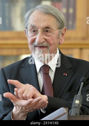 Wien - Martin Karplus erhält am 8. Mai 2015 das Österreichische Auszeichnung für Wissenschaft und Kunst. Martin Karplus ist ein in Österreich geborener amerikanischer theoretischer Chemiker. Er ist Theodore William Richards Professor of Chemistry, emeritiert an der Harvard University. Außerdem ist er Direktor des Laboratoriums für biophysikalische Chemie, eines gemeinsamen Labors des französischen Nationalen Zentrums für wissenschaftliche Forschung und der Universität Straßburg. Karplus erhielt 2013 den Nobelpreis für Chemie. BILD: Martin Karplus - 20150508 PD4109 - Rechteinfo: Rights Managed (RM) Stockfoto