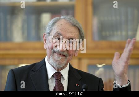 Wien - Martin Karplus erhält am 8. Mai 2015 das Österreichische Auszeichnung für Wissenschaft und Kunst. Martin Karplus ist ein in Österreich geborener amerikanischer theoretischer Chemiker. Er ist Theodore William Richards Professor of Chemistry, emeritiert an der Harvard University. Außerdem ist er Direktor des Laboratoriums für biophysikalische Chemie, eines gemeinsamen Labors des französischen Nationalen Zentrums für wissenschaftliche Forschung und der Universität Straßburg. Karplus erhielt 2013 den Nobelpreis für Chemie. BILD: Martin Karplus - 20150508 PD4096 - Rechteinfo: Rights Managed (RM) Stockfoto