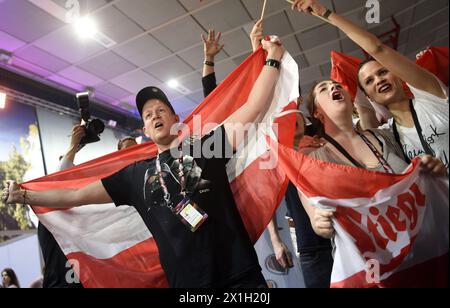 Fans sehen sich das große Finale des 60. Jährlichen Eurovision Song Contests (ESC) in der Wiener Stadthalle am 23. Mai 2015 an. 27 Finalisten aus ebenso vielen Ländern treten im großen Finale an. - 20150523 PD6064 - Rechteinfo: Rechte verwaltet (RM) Stockfoto