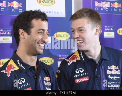 Formel-1-Fahrer Daniel Ricciardo (aus / Red Bull) und Daniil Kvyat (RUS / Red Bull) während einer Pressekonferenz des Getränkeherstellers Rauch in Wien, Österreich, 17. Juni 2015. - 20150617 PD1150 - Rechteinfo: Rechte verwaltet (RM) Stockfoto