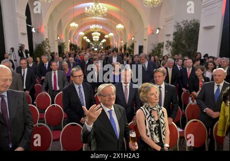 Der österreichische Volkspartei-Politiker und ehemalige österreichische Bundeskanzler Wolfgang Schuessel feiert am 22. Juni 2015 in Wien seinen 70. Geburtstag. Im Bild: Wolfgang Schuessel mit seiner Frau Krista und Gästen. FOTO: APA/HERBERT NEUBAUER - 20150622 PD4470 - Rechteinfo: Rights Managed (RM) Stockfoto