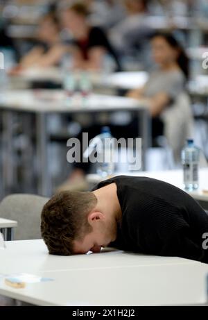 Wien - Zulassungsprüfung zum Medizinstudium an der Medizinischen Universität Wien am 3. Juli 2015. Insgesamt waren rund 11,000 interessierte Kandidaten an den allgemeinen Zulassungsprüfungen teilgenommen, um in Österreich Medizin zu studieren. ABBILDUNG: Studenten während der Prüfung - 20150703 PD0318 - Rechteinfo: Rights Managed (RM) Stockfoto