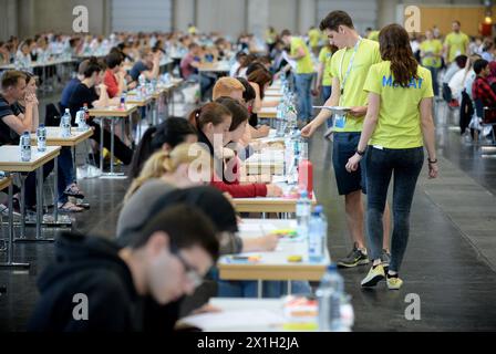Wien - Zulassungsprüfung zum Medizinstudium an der Medizinischen Universität Wien am 3. Juli 2015. Insgesamt waren rund 11,000 interessierte Kandidaten an den allgemeinen Zulassungsprüfungen teilgenommen, um in Österreich Medizin zu studieren. ABBILDUNG: Studenten während der Prüfung - 20150703 PD0316 - Rechteinfo: Rights Managed (RM) Stockfoto