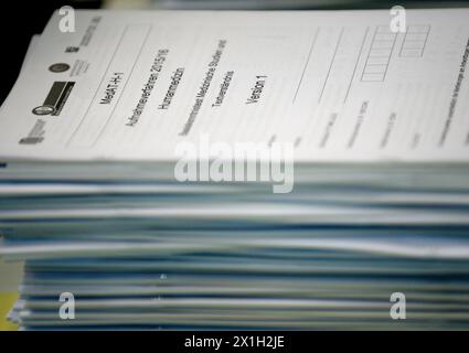 Wien - Zulassungsprüfung zum Medizinstudium an der Medizinischen Universität Wien am 3. Juli 2015. Insgesamt waren rund 11,000 interessierte Kandidaten an den allgemeinen Zulassungsprüfungen teilgenommen, um in Österreich Medizin zu studieren. ABBILDUNG: Testblätter - 20150703 PD0319 - Rechteinfo: Rights Managed (RM) Stockfoto