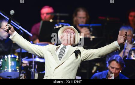 Wien - Jazzsänger Louis Austen beim Konzert „Sinatra Tribute“ beim Jazz fest Wien an der Wiener Staatsoper am 6. Juli 2015. ABBILDUNG: Louis Austen - 20150706 PD5880 - Rechteinfo: Rights Managed (RM) Stockfoto