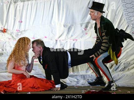 Salzburg - Probe von Hugo von Hofmannsthals „Jedermann“ auf dem Domplatz in Salzburg, Österreich, 16. Juli 2015. Das Stück wird am 19. Juli 2015 im Rahmen der Salzburger Festspiele uraufgeführt, die vom 18. Juli bis 30. August stattfinden. BILD: Brigitte Hobmeier als „Buhlschaft“ und Cornelius Obonya als „Jedermann“ - 20150716 PD4543 - Rechteinfo: Rights Managed (RM) Stockfoto