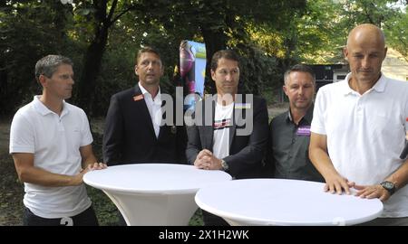 Wien - Pressekonferenz zum Beginn der österreichischen Bundesliga-Saison am 20. Juli 2015. BILD: Dietmar Kuehbauer (RZ Pellets WAC), Zoran Barisic (SK Rapid Wien), Franco Foda (SK Puntigamer Sturm Graz), Damir Canadi (CASHPOINT SCR Altach) und Peter Zeidler (FC Red Bull Salzburg) - 20150720 PD2973 - Rechteinfo: Rights Managed (RM) Stockfoto