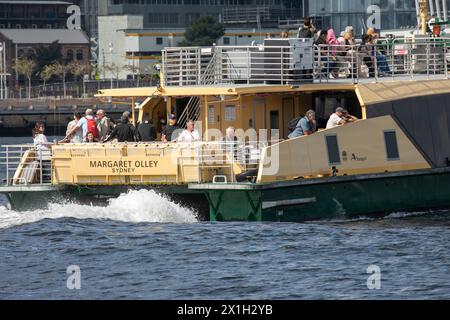 Margaret Olley benannte Sydney Fähre auf dem Hafen von Sydney, mit Blick auf die Hecke mit Passagieren und Touristen auf dem Schiff nach Darling Harbour, NSW, Australi Stockfoto