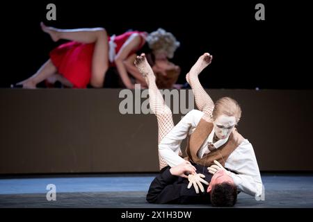 Wien - Probe von 'Fasching' am 3. September 2015 im Volkstheater. Die Premiere findet am 5. September 2015 statt. BILD: Nikolaus Habjan als „Felix Golub“ und Nils Rovira-Munoz als „Felix Golub“ und Adele Neuhauser als „Vittoria Pisani“ - 20150903 PD8819 - Rechteinfo: Rights Managed (RM) Stockfoto