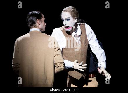 Wien - Probe von 'Fasching' am 3. September 2015 im Volkstheater. Die Premiere findet am 5. September 2015 statt. BILD: Nils Rovira-Munoz als „Felix Golub“ und Puppenspieler Nikolaus Habjan als „Felix Golub“ - 20150903 PD8809 - Rechteinfo: Rights Managed (RM) Stockfoto