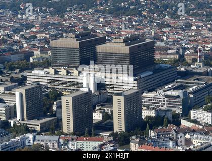 Feature - Luftaufnahme von Wien am 3. Oktober 2015. BILD: Allgemeines Krankenhaus der Stadt Wien (AKH) ist das Universitätsklinikum der Stadt Wien. Das AKH ist ein großes Krankenhaus in Österreich und Europa und mit 85 m (279 ft) Höhe eines der höchsten Krankenhausgebäude der Welt. - 20151003 PD17661 - Rechteinfo: Rights Managed (RM) Stockfoto