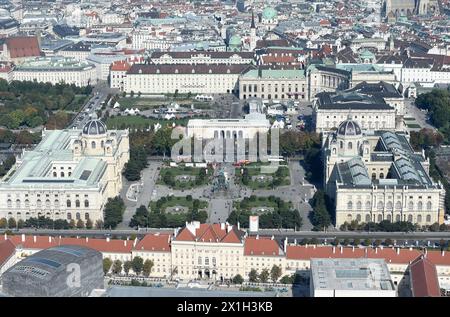 Feature - Luftaufnahme von Wien am 3. Oktober 2015. BILD: Museumsquartier (MQ) (vorne) / Naturhistorisches Museum (links) / Kunsthistorisches Museum (Deutsch: Kunsthistorisches Museum (rechts) / Heldenplatz / Hofburg (hinten) - 20151003 PD17679 - Rechteinfo: Rights Managed (RM) Stockfoto