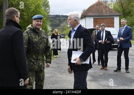 Vlachovice, Tschechische Republik. April 2024. Der tschechische Präsident Petr Pavel, Zentrum, besucht ein ehemaliges Munitionsdepot während seines zweitägigen Besuchs in der Region Zlin in Vlachovice, Tschechische Republik, am 17. April 2024. Zwei Munitionslager explodierten 2014 auf dem Gelände in Vlachovice-Vrbetice. Zwei Menschen starben bei der ersten Explosion. Die Ermittler vermuten, dass russische Geheimdienstmitarbeiter den Sprengsatz in den Lagern platziert haben, die die Explosion ausgelöst haben. Quelle: Dalibor Gluck/CTK Photo/Alamy Live News Stockfoto