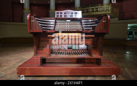 Wiener Konzerthausorgel - die Orgel im Großen Saal des Wiener Konzerthauses wurde von der berühmten Gebrüder Rieger-Firma aus Jaegerndorf, Schlesien, erbaut und 1913 installiert. Sie war die erste fünfmanuelige Orgel im österreichisch-ungarischen Reich. Mit ihren 116 Haltestellen für die fünf Manuale und das Pedalbrett ist sie bis heute die größte Orgel Österreichs. Foto, aufgenommen am 22. Februar 2016 während der Proben vor der Einweihung, nach der Renovierung. BILD: Wiener Konzerthausorgel - 20160222 PD2903 - Rechteinfo: Rights Managed (RM) Stockfoto