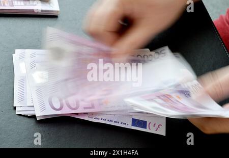 Merkmal – die Fünfhundert-Euro-Banknote (¿500) ist die Euro-Banknote mit dem höchsten Wert und wird seit der Einführung des Euro (in Form von Bargeld) im Jahr 2002 verwendet. Es handelt sich um eine der am höchsten im Umlauf befindlichen Banknoten der Welt. Foto aufgenommen am 17. Februar 2016. BILD: 500 Euro-Banknoten - 20160217 PD0917 - Rechteinfo: Rechte verwaltet (RM) Stockfoto