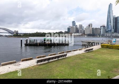 Balmain East Fähre Kai, Sydney Harbour Bridge, Barangaroo Reserve und Crown Casino Hotel in der Stadt, Sydney, NSW, Australien Stockfoto