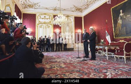 Der neu gewählte österreichische Staatspräsident Alexander Van der Bellen und Österreichs amtierender Staatspräsident Heinz Fischer sprechen nach ihrem Treffen am 24. Mai 2016 im Wiener Präsidentenpalast vor der Presse. ABBILDUNG: Alexander Van der Bellen (links) und Heinz Fischer (rechts) - 20160524 PD2186 - Rechteinfo: Rights Managed (RM) Stockfoto