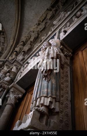 Statue in der Cathedrale de Lausanne, einer imposanten gotischen Kathedrale aus dem 12. Jahrhundert, die der protestantischen christlichen Religion gewidmet ist, in der Schweiz Stockfoto