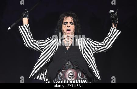 Das österreichische Musikfestival Nova Rock 2016 findet vom 9. Bis 12. Juni 2016 in Nickelsdorf statt. BILD: Sängerin Alice Cooper - 20160611 PD9793 - Rechteinfo: Rights Managed (RM) Stockfoto