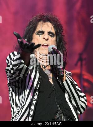 Das österreichische Musikfestival Nova Rock 2016 findet vom 9. Bis 12. Juni 2016 in Nickelsdorf statt. BILD: Sängerin Alice Cooper - 20160611 PD9791 - Rechteinfo: Rights Managed (RM) Stockfoto