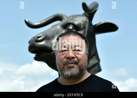 Vom 14. Juli bis zum 20. November 2016 präsentiert das 21er Haus Ai Weiweiweiweiweiweiweiweiweises Einzelausstellung „Translokation – Transformation“ mit dem zentralen Exponat des Ahnentempels einer Teehändler-Familie aus der Ming-Dynastie (1368–1644), dessen Haupthalle im 21er Haus rekonstruiert wird. Der chinesische Künstler Ai Weiwei posiert am 12. Juli 2016 neben einer Skulptur, die Teil seiner Installation „Circle of Animals/Zodiac Heads“ ist, vor dem Oberen Belvedere in Wien. BILD: Ai Weiwei - 20160712 PD1997 - Rechteinfo: Rights Managed (RM) Stockfoto