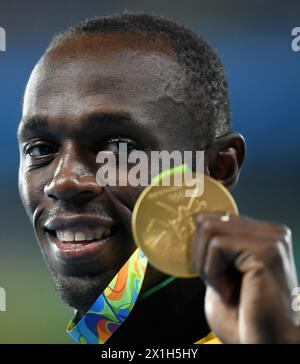 Usain Bolt aus Jamaika mit seiner 200-Meter-Goldmedaille während der Olympischen Spiele RIO 2016, Athletics, am 19. August 2016 in Rio, Brasilien. ABBILDUNG: Usain Bolt - 20160819 PD14883 - Rechteinfo: Rights Managed (RM) Stockfoto