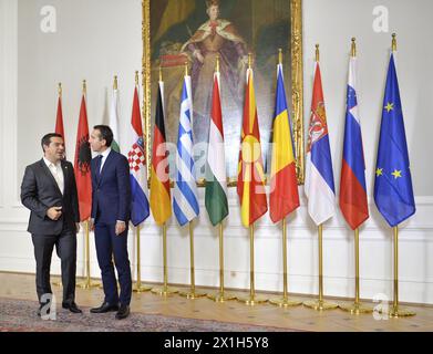 Ein Treffen auf der Balkanroute in die EU am 24. September 2016 in Wien. BILD: Griechenlands Premierminister Alexis Tsipras (L) wird bei der Ankunft vom österreichischen Kanzler Christian Kern begrüßt - 20160924 PD1137 - Rechteinfo: Rights Managed (RM) Stockfoto