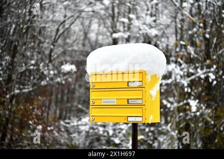 Feature – Schnee – schneebedecktes gelbes Postfach – 20161107 PD2311 – Rechteinfo: Rights Managed (RM) Stockfoto