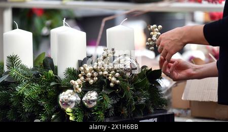 Florist in Salzburg, Österreich, bereitet einen Adventskranz für den kommenden Adventskranz am 21. November 2016 vor. - 20161121 PD8947 - Rechteinfo: Rechte verwaltet (RM) Stockfoto