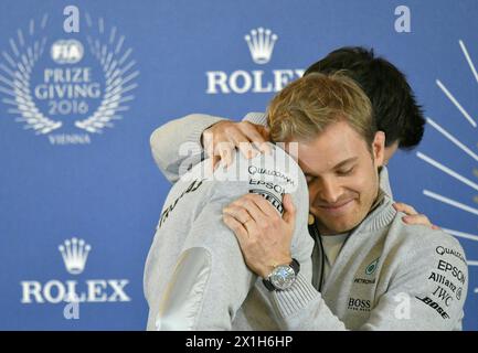 Der Formel-1-Weltmeister Nico Rosberg mit Toto Wolff gibt eine Pressekonferenz, auf der er ankündigte, seine F1-Karriere während der FIA-Preisverleihung-Gala am 2. Dezember 2016 in der Wiener Hofburg zu beenden. - 20161202 PD3145 - Rechteinfo: Rechte verwaltet (RM) Stockfoto