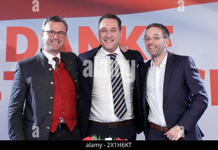 Am 6. Dezember 2016 in Wien nehmen der dritte Nationalratspräsident Norbert Hofer (L) und der Vorsitzende der Freiheitspartei (FPOe) Heinz-Christian Strache (M) und Herbert Kickl (R) an einer Pressekonferenz Teil. Österreichs Wähler haben den Antrag des Anti-Einwanderung- und Euroskeptikers Norbert Hofer, der erste rechtsextreme Präsident der Europäischen Union zu werden, entschieden abgelehnt, ein Ergebnis, das von zentristischen Politikern auf dem ganzen Kontinent erleichtert wurde. - 20161206 PD2089 - Rechteinfo: Rechte verwaltet (RM) Stockfoto