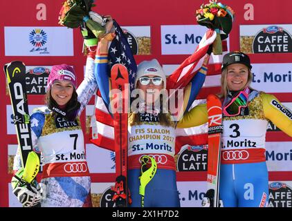 Mikaela Shiffrin (USA, M), die Gold holte, Wendy Holdener (Schweiz, L) auf Platz zwei Frida Hansdotter (Schweden) auf Platz drei nach der Blumenzeremonie im Damen-Slalom während der FIS Alpinweltmeisterschaft am 18. Februar 2017 in St. Moritz, Schweiz. - 20170218 PD2079 - Rechteinfo: Rights Managed (RM) Stockfoto