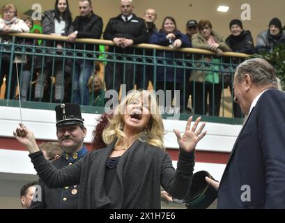 Die US-Schauspielerin Goldie Hawn (C) dirigiert neben Christina Lugner (L) und Richard Lugner eine Band während einer Autogrammstunde in Lugner City am 22. Februar 2017 in Wien. - 20170222 PD2733 - Rechteinfo: Rechte verwaltet (RM) Stockfoto