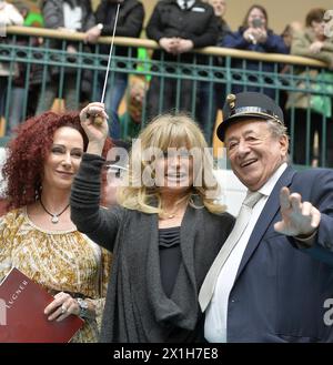 Die US-Schauspielerin Goldie Hawn (C) dirigiert neben Christina Lugner (L) und Richard Lugner eine Band während einer Autogrammstunde in Lugner City am 22. Februar 2017 in Wien. - 20170222 PD2751 - Rechteinfo: Rights Managed (RM) Stockfoto