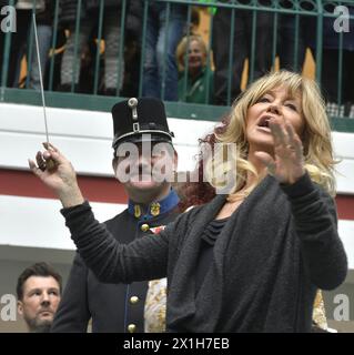 Die US-Schauspielerin Goldie Hawn (C) dirigiert neben Christina Lugner (L) und Richard Lugner eine Band während einer Autogrammstunde in Lugner City am 22. Februar 2017 in Wien. - 20170222 PD2794 - Rechteinfo: Rights Managed (RM) Stockfoto