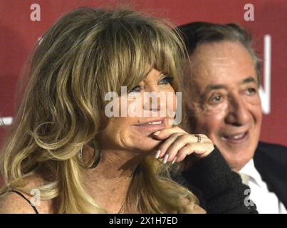 Die US-Schauspielerin Goldie Hawn und Richard Lugner werden bei einer Pressekonferenz zu sehen sein, bei der Lugner Hawn am 22. Februar 2017 in Wien als Gast für den diesjährigen Opernball im Lugner Lounge Kino präsentierte - 20170222 PD2425 - Rechteinfo: Rights Managed (RM) Stockfoto