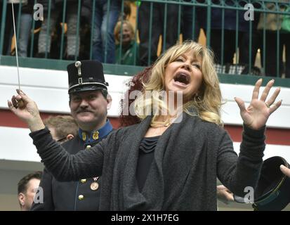 Die US-Schauspielerin Goldie Hawn (C) dirigiert neben Christina Lugner (L) und Richard Lugner eine Band während einer Autogrammstunde in Lugner City am 22. Februar 2017 in Wien. - 20170222 PD2761 - Rechteinfo: Rights Managed (RM) Stockfoto