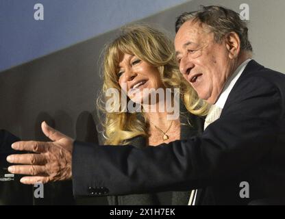 Die US-Schauspielerin Goldie Hawn und Richard Lugner werden während einer Pressekonferenz gesehen, bei der Lugner Hawn am 22. Februar 2017 in Wien als Gast für den diesjährigen Opernball im Lugner Lounge Kino präsentierte - 20170222 PD2346 - Rechteinfo: Rights Managed (RM) Stockfoto