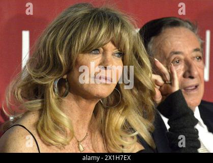 Die US-Schauspielerin Goldie Hawn und Richard Lugner werden bei einer Pressekonferenz zu sehen sein, bei der Lugner Hawn am 22. Februar 2017 in Wien als Gast für den diesjährigen Opernball im Lugner Lounge Kino präsentierte - 20170222 PD2360 - Rechteinfo: Rights Managed (RM) Stockfoto