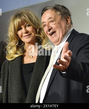 Die US-Schauspielerin Goldie Hawn und Richard Lugner werden bei einer Pressekonferenz zu sehen sein, bei der Lugner Hawn am 22. Februar 2017 in Wien als Gast für den diesjährigen Opernball im Lugner Lounge Kino präsentierte - 20170222 PD2278 - Rechteinfo: Rights Managed (RM) Stockfoto