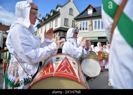 Feature - Ausseer Karnevalsparade in Bad Aussee, Österreich, am 27. Februar 2017. Trommelweiber stellte den Rhythmus und das Tempo der Parade durch Schlagzeug und Metalldeckel ein, wodurch er die Einheimischen besänftigte. Diese Tradition geht auf das Jahr 1767 zurück, wie auf der Flagge des Trommelweibers angegeben. - 20170227 PD6645 - Rechteinfo: Rights Managed (RM) Stockfoto