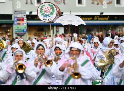 Feature - Ausseer Karnevalsparade in Bad Aussee, Österreich, am 27. Februar 2017. Trommelweiber stellte den Rhythmus und das Tempo der Parade durch Schlagzeug und Metalldeckel ein, wodurch er die Einheimischen besänftigte. Diese Tradition geht auf das Jahr 1767 zurück, wie auf der Flagge des Trommelweibers angegeben. - 20170227 PD7124 - Rechteinfo: Rights Managed (RM) Stockfoto