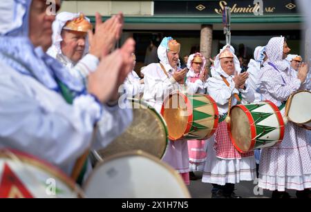 Feature - Ausseer Karnevalsparade in Bad Aussee, Österreich, am 27. Februar 2017. Trommelweiber stellte den Rhythmus und das Tempo der Parade durch Schlagzeug und Metalldeckel ein, wodurch er die Einheimischen besänftigte. Diese Tradition geht auf das Jahr 1767 zurück, wie auf der Flagge des Trommelweibers angegeben. - 20170227 PD6651 - Rechteinfo: Rights Managed (RM) Stockfoto