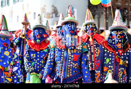 Feature - Ausseer Karnevalsparade in Bad Aussee, Österreich, am 27. Februar 2017. Flinserl sind die Frühlingsfiguren des Ausseer Karnevals. Die Kleidung des „Flinserl“ besteht aus Naturleinen und ist mit bunt geformten Patches und Ornamenten bestickt. Viele farbenfrohe Motive umranden die Darstellungen von Figuren. Die bunten Patches selbst sind mit hunderten silbernen Pailletten (Flinserl) bestickt - 20170227 PD7099 - Rechteinfo: Rights Managed (RM) Stockfoto