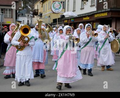 Feature - Ausseer Karnevalsparade in Bad Aussee, Österreich, am 27. Februar 2017. Trommelweiber stellte den Rhythmus und das Tempo der Parade durch Schlagzeug und Metalldeckel ein, wodurch er die Einheimischen besänftigte. Diese Tradition geht auf das Jahr 1767 zurück, wie auf der Flagge des Trommelweibers angegeben. - 20170227 PD6940 - Rechteinfo: Rechte verwaltet (RM) Stockfoto