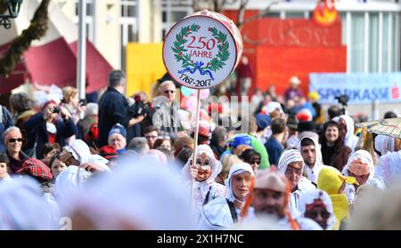 Feature - Ausseer Karnevalsparade in Bad Aussee, Österreich, am 27. Februar 2017. Trommelweiber stellte den Rhythmus und das Tempo der Parade durch Schlagzeug und Metalldeckel ein, wodurch er die Einheimischen besänftigte. Diese Tradition geht auf das Jahr 1767 zurück, wie auf der Flagge des Trommelweibers angegeben. - 20170227 PD7079 - Rechteinfo: Rights Managed (RM) Stockfoto